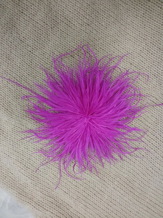 Broszka agrafka przypinka pióra naturalne marabut puszek róż  fuksja