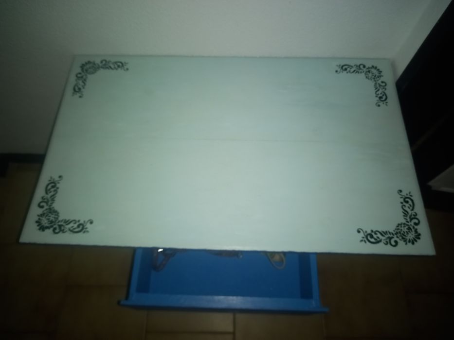 Mesa rústica de madeira maciça