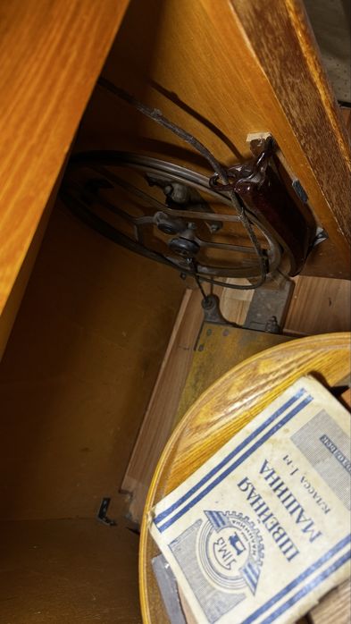 Отдам бесплатно подольскую швейную машинку с тумбой