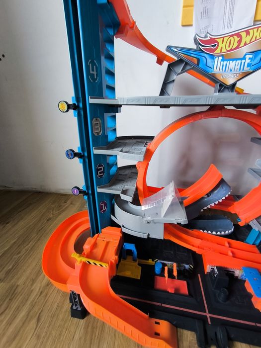 Garaż hot wheels atak rekina