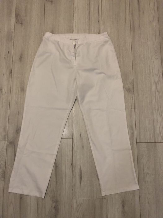 Białe spodnie z prostą nogawką