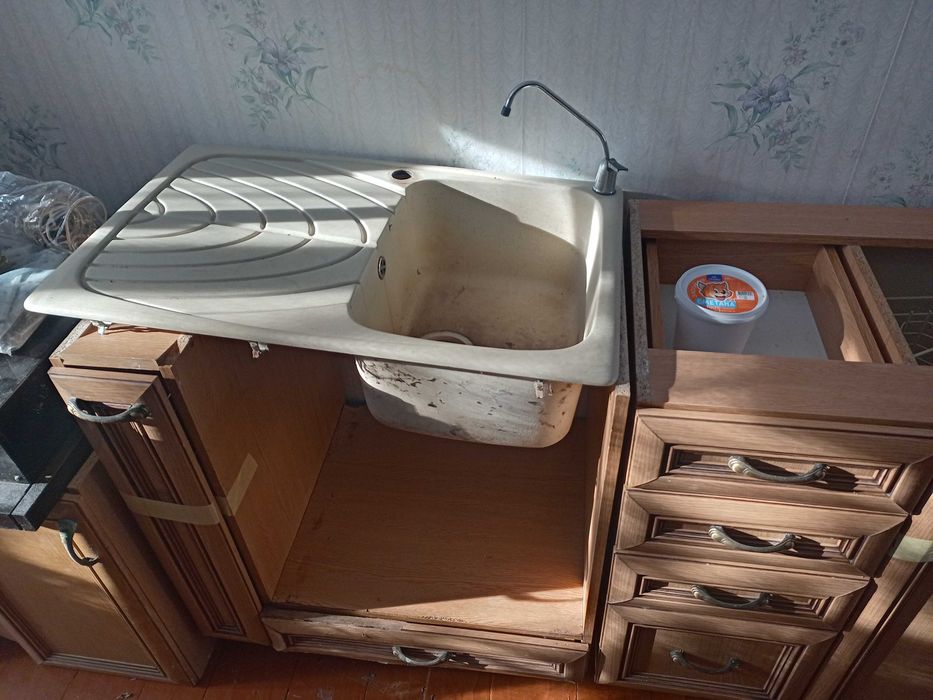 Продам кухню б/в з робочою витяжкою, гранітною мийкою, освітленням