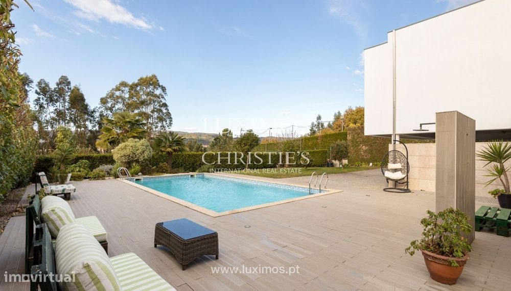 Moradia V4+1 com piscina e jardim, para venda, em Guimarães