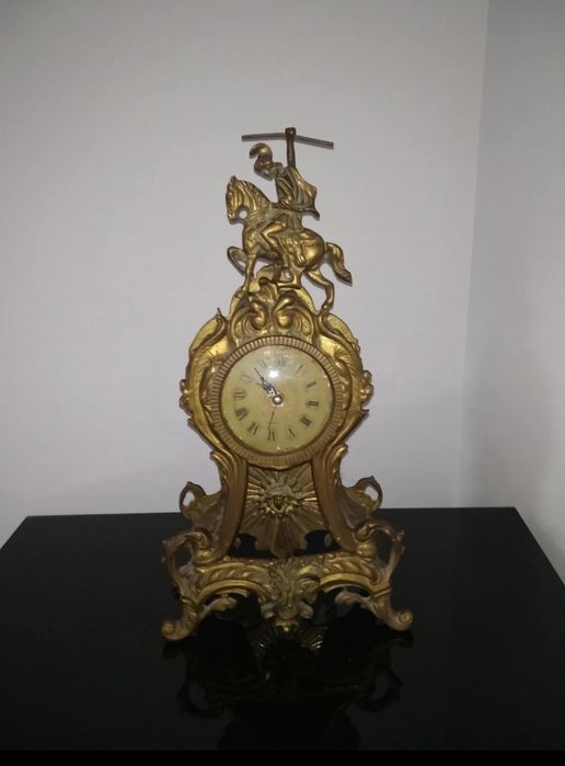 Relógio de mesa antigo em latão e em homenagem a S. Jorge.