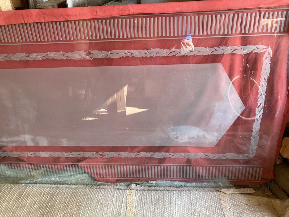 Mesa de sala trabalhada à mão.