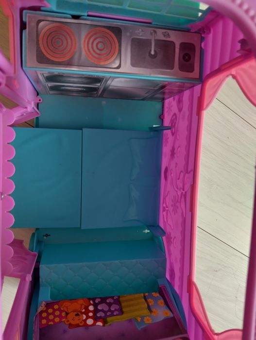 Auto z przyczepą campingowa plus lalka