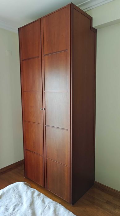 Roupeiro em madeira com 240 cm altura x 102 largura e 57 profundidade