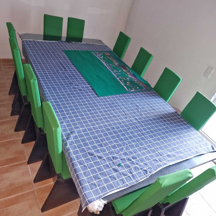 Mesa jantar com 12 cadeiras. Rustico. Motivo: Saude