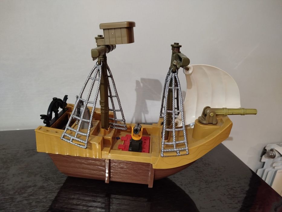 Barco pirata de plastico