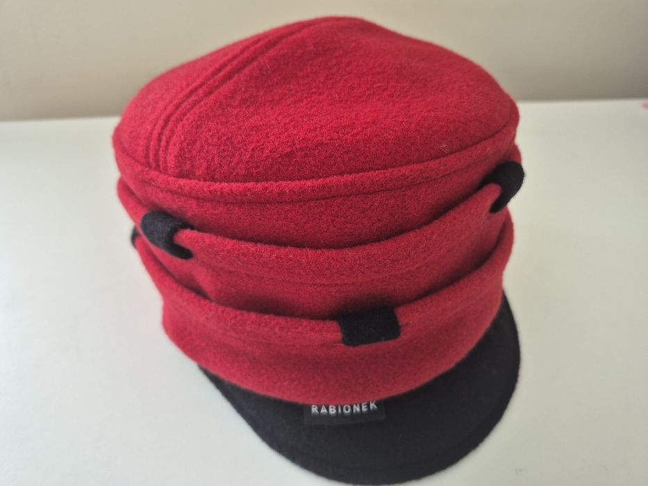 Czapka z daszkiem zimowa damska wełniana 70% wełna czerwono bordo
