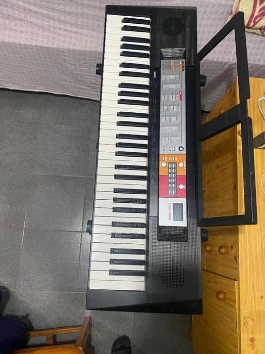 Teclado/ piano em bom estado Yamaha, com carregador .