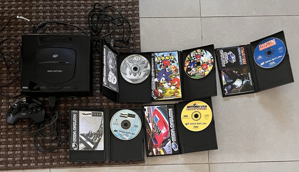 Sega Saturn (2 modelos diferentes)com jogos