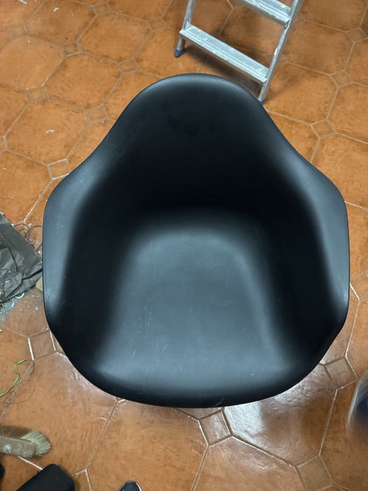 Cadeira de Jantar/Escritório Estilo Eames DAW (Preta com Pernas de Madeira)