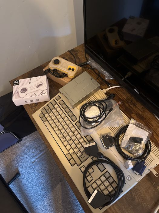 Commodore Amiga 500 z zasilaczem, padem do grania oraz kabelkami