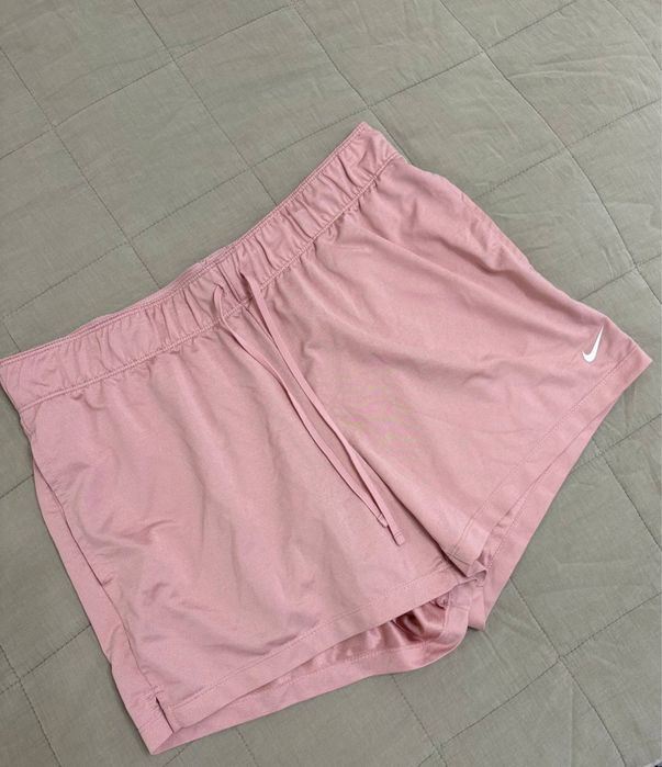 Жіночі шорти Nike розмір L