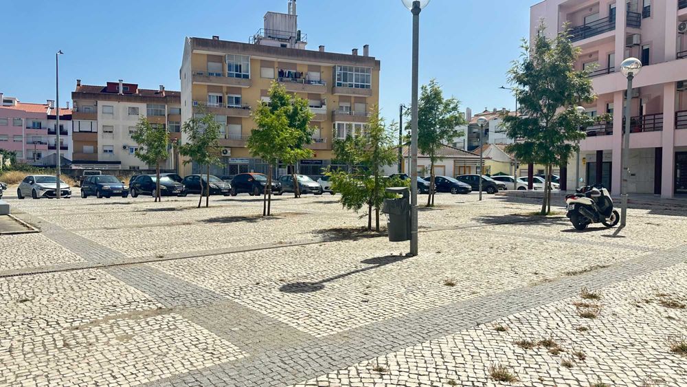 Loja com Montras em Zona Central do Pinhal Novo — Próxima da Estação e Serviço