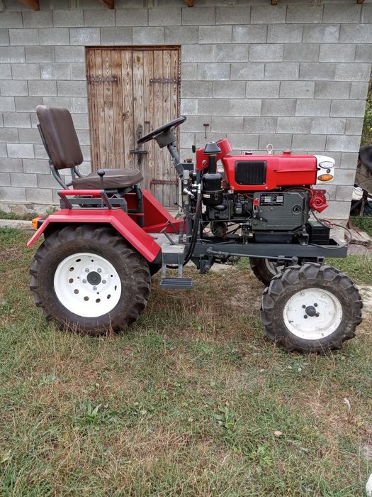 Трактор з мотоблока з плаваючою коробкою.