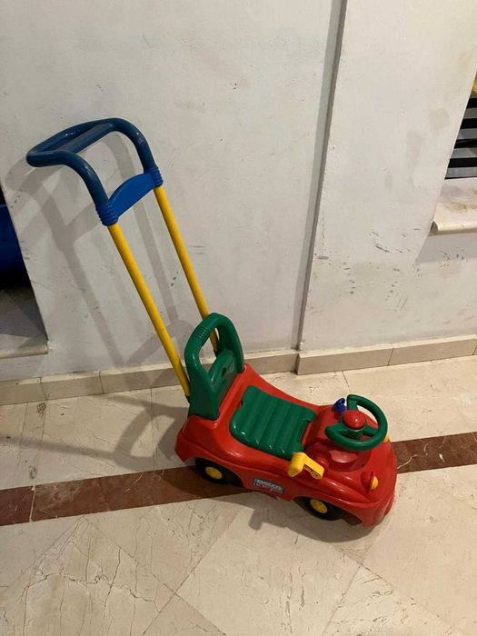 Carrinho Chicco Ride On Infantil com Empurrador e Compartimento