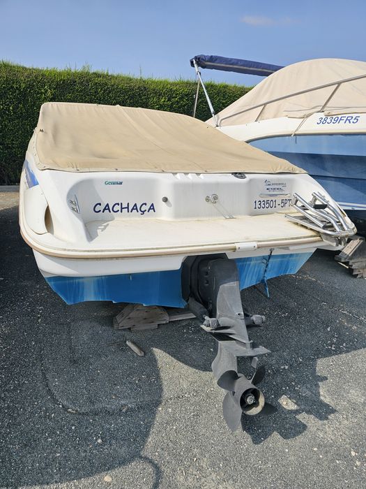 Lancha cabinada (primeiro registo 2015).