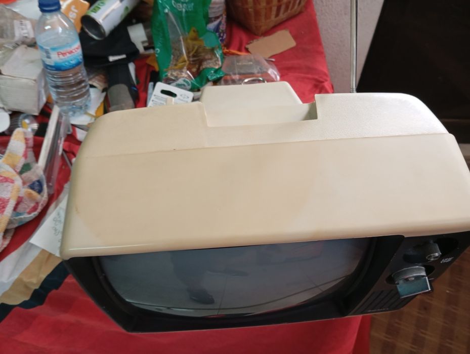 Televisão antiga pequena a funcionar