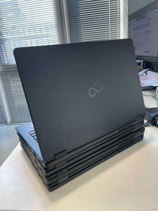 Чудовий варіант для подорожі Легкий ноутбук Fujitsu U729 є кількість