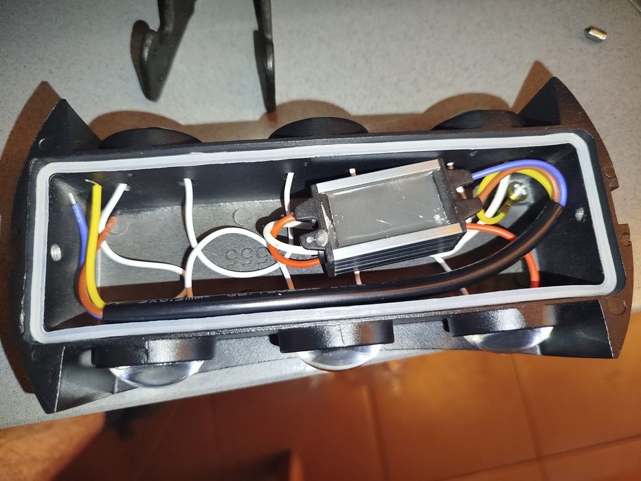 Lâmpada LED de exterior para colocar na parede.