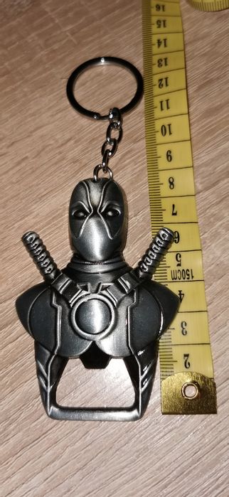Bryloczek do kluczy otwieracz do butelek motyw deadpool