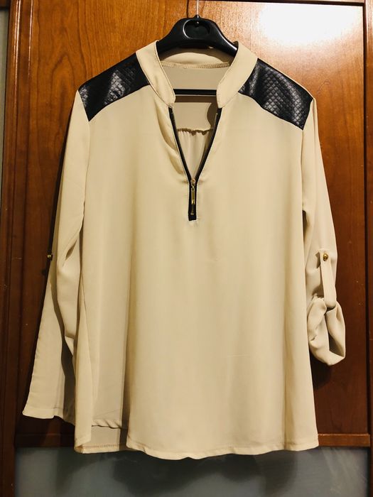 Camisa bege com aplicações em pele sintética preto