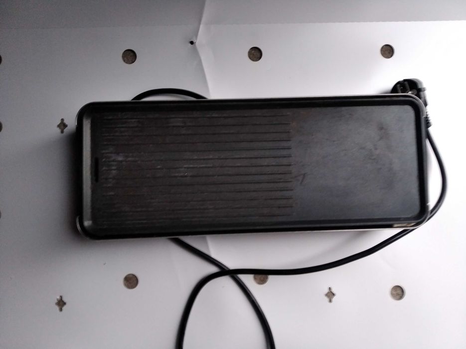 гриль  домашній-пускові кнопки-штекера проводка-двигун із крильчаткою.