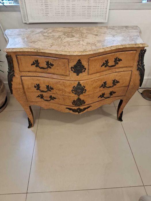 Linda Comoda estilo Luis XV bombe com tampo em mármore e madeira nobre