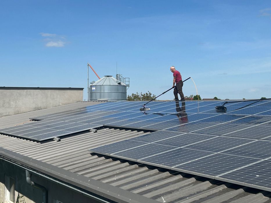 Mycie paneli fotowoltaicznych i powierzchni szklanych