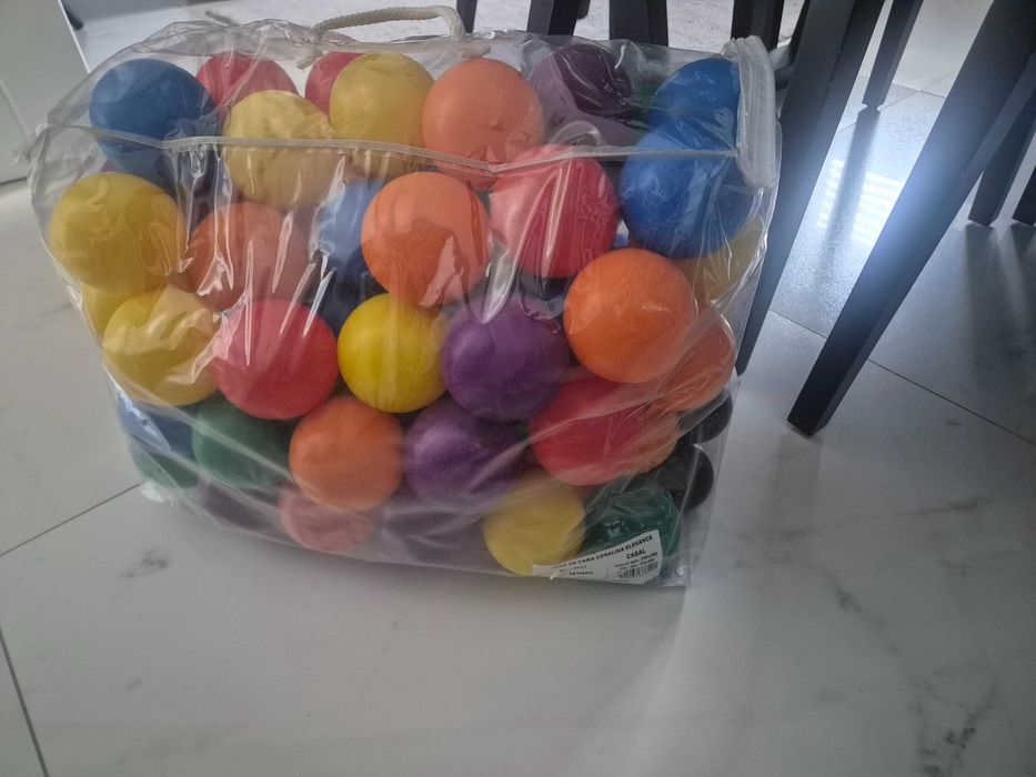 Várias Bolas coloridas criança