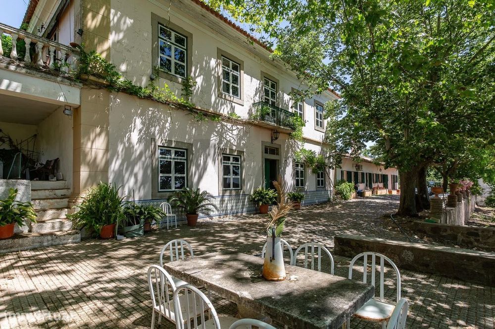 Propriedade única no Alentejo com casa senhorial, 5 moradias e 3,3ha d