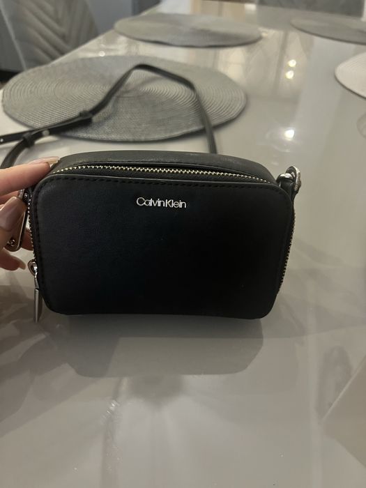 Сумка маленька через плече.