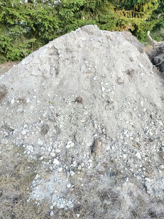 Ziemia sypka z piachem i cementem z podbudowy kostki. Idealna do utwar