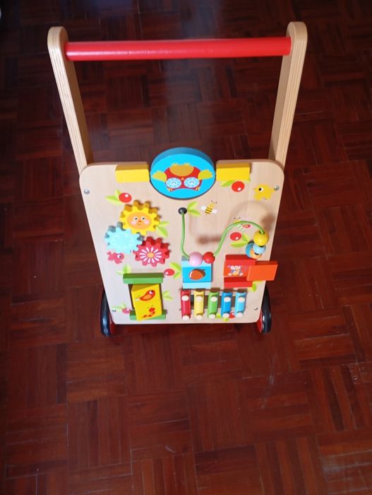 Andador de criança, com centro de atividades