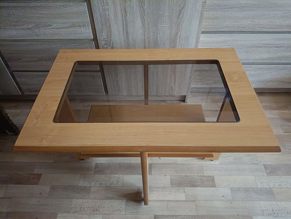 Stolik kawowy z szybą