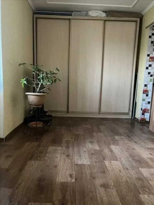 Трикімнатна квартира в гуртожитку з власним санвузлом