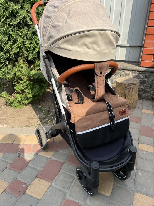 Прогулянкова коляска Carrello astra