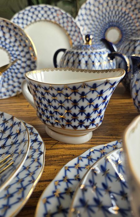 Porcelanowy serwis do herbaty – Łomonosow. Siatka kobaltowa.