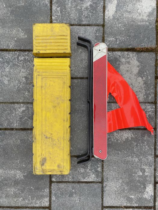 Trojkat ostrzegawczy samochodowy sprawny