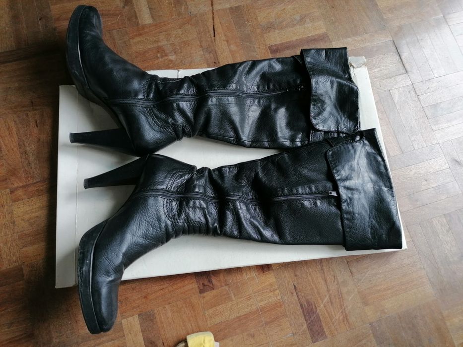 Botas em pele de salto e cano altos