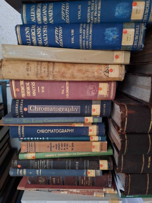 Livros antigos de capa dura sobre microbiologia