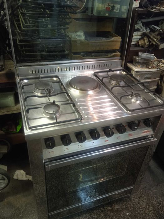 vários fogões e esquentadores