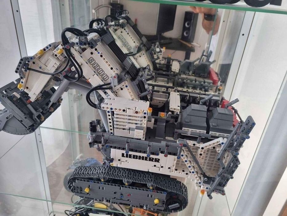 LEGO Technic 42100 Escavadora Liebherr R 9800 
https://www