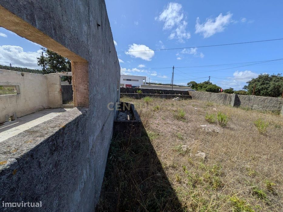 Terreno Urbano com moradia e projeto aprovado – Cezaredes, Lourinhã