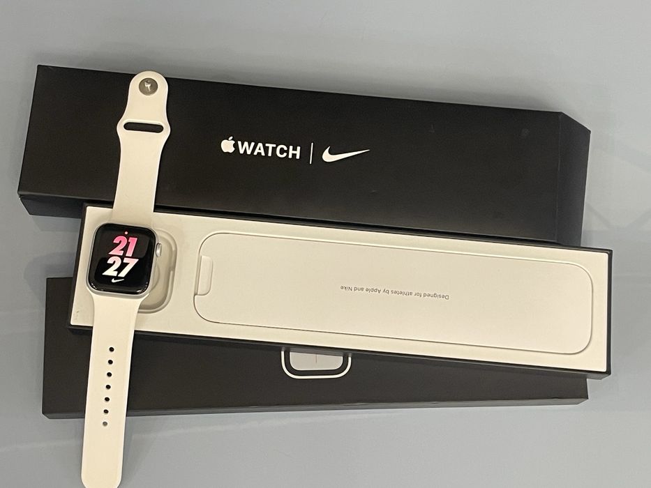 Apple Watch SE (40 mm) — Silver Aluminum Case + Pure Platinum/Black Nike Sport Band