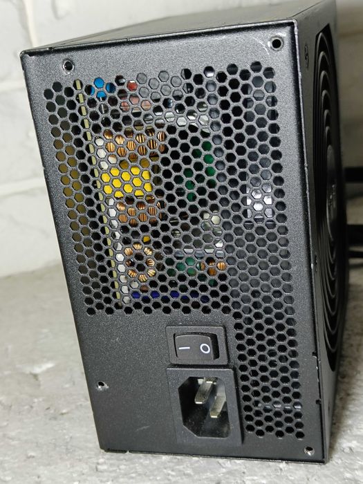Блок живлення Thermaltake 530W 87 PLUS SPS-530W у робочому стані