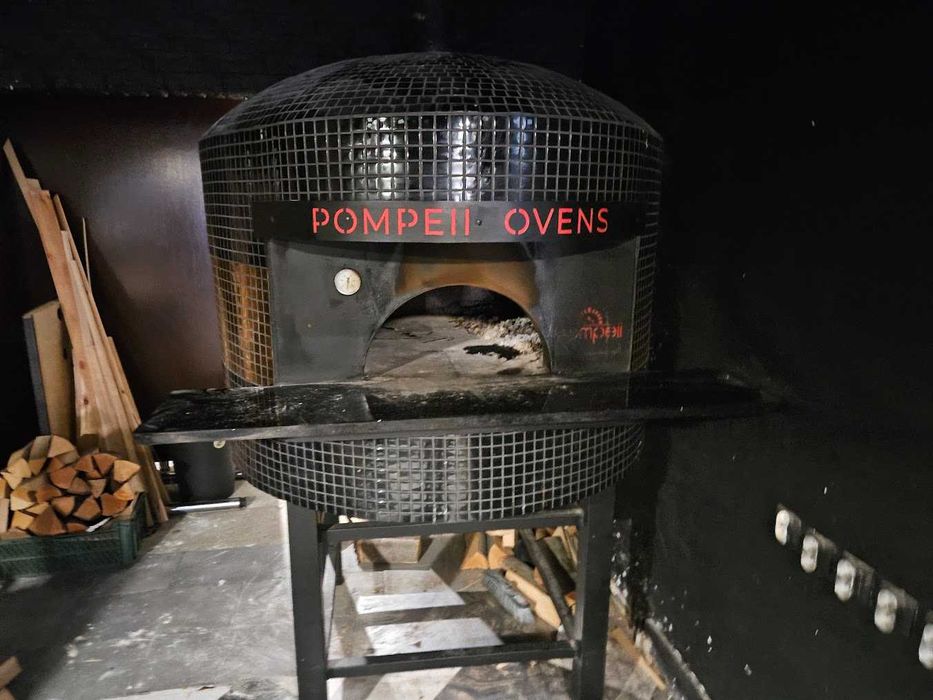 Piec do pizzy Pompeii opalany drewnem – tylko 3 mies. używany
