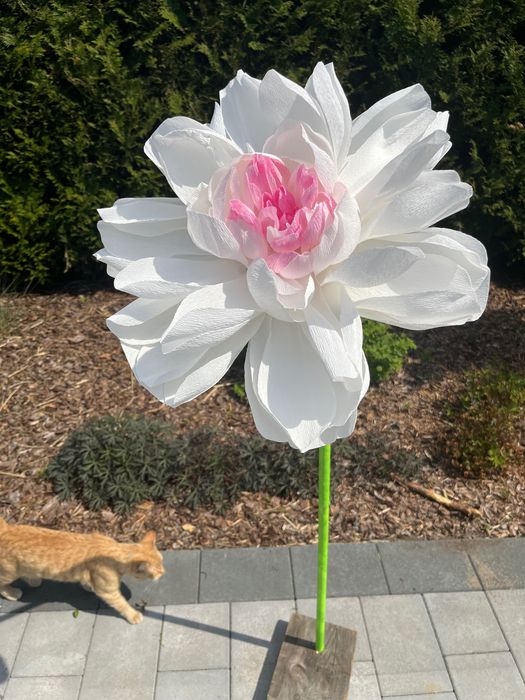 Ozdoba, kwiat z bibuły karbowanej